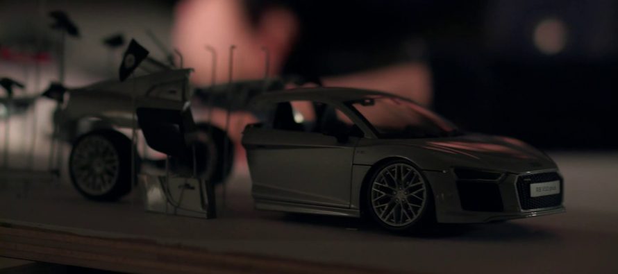 Ξηλώνοντας και την τελευταία βίδα από τον κινητήρα του Audi R8 (video)