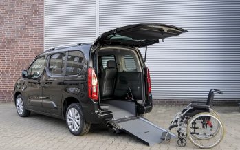 Πρόσβαση σε αναπηρικά αμαξίδια δίνουν μοντέλα της Opel