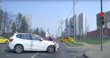 Σύγκρουση ενός ποδηλάτη με μια BMW X3 (video)