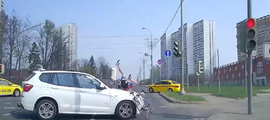 Σύγκρουση ενός ποδηλάτη με μια BMW X3 (video)