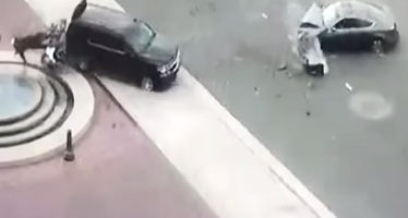Αστυνομικός πέφτει σε σιντριβάνι μετά από σύγκρουση που προκάλεσε Δήμαρχος (video)