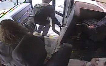 Οδηγός σχολικού λεωφορείου σώζει μαθητή την τελευταία στιγμή (video)