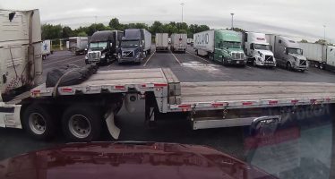 Να γιατί δεν είναι εύκολο να παρκάρεις ένα μεγάλο φορτηγό (video)