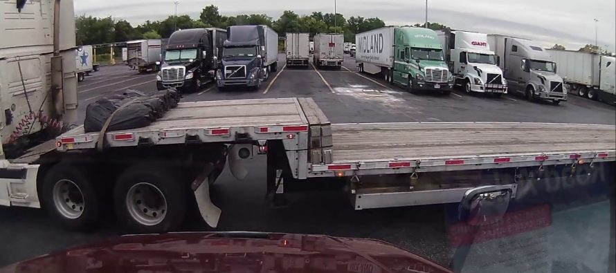 Να γιατί δεν είναι εύκολο να παρκάρεις ένα μεγάλο φορτηγό (video)