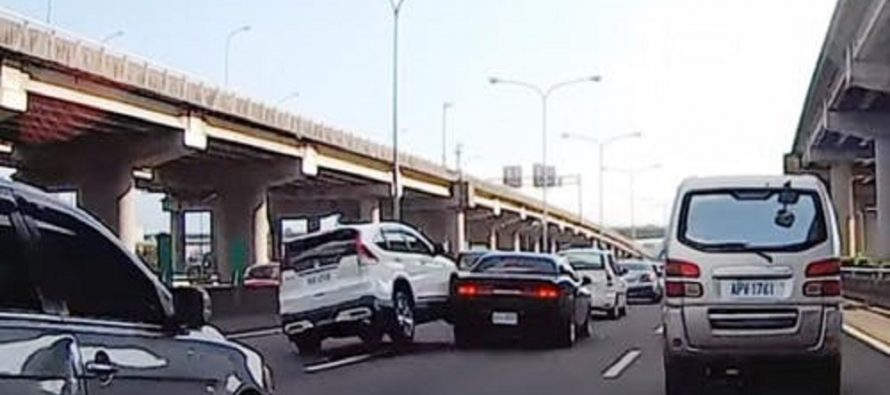 Ντελαπάρισε Honda CR-V ακουμπώντας ένα Dodge Challenger (video)
