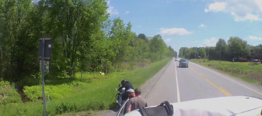 Η στιγμή που φορτηγό παρασέρνει ένα Honda Odyssey (video)