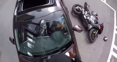 Μοτοσικλετιστής προσγειώθηκε πάνω στο καπό αυτοκινήτου (video)