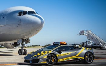 Η Lamborghini Huracan που καθοδηγεί αεροσκάφη