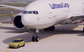 To ηλεκτροκίνητο Mini Cooper ρυμουλκεί αεροσκάφος 150 τόνων (video)