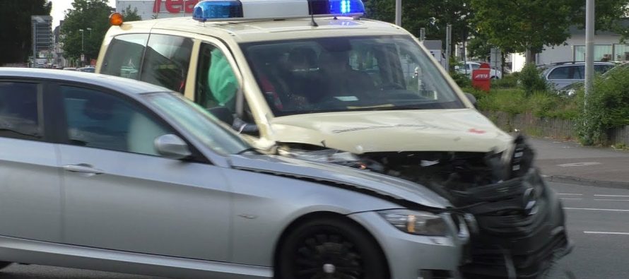 Ασθενοφόρο εμβολίστηκε από BMW (video)
