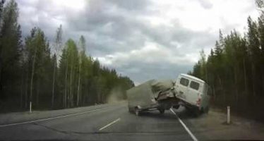 Οδηγός απέφυγε ένα τρελό βαν την τελευταία στιγμή (video)