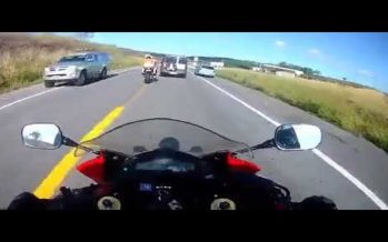 Μοτοσικλετιστές πέφτουν με 150 χλμ./ώρα (video)