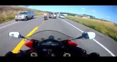 Μοτοσικλετιστές πέφτουν με 150 χλμ./ώρα (video)