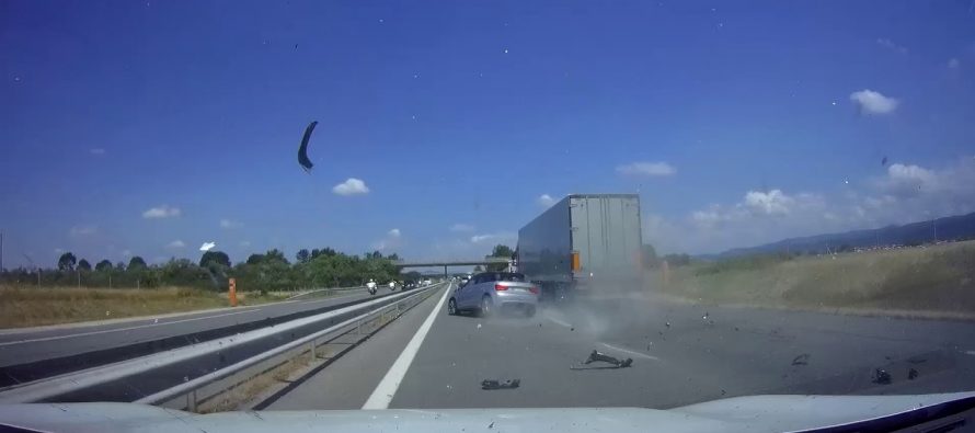 Δείτε ένα Audi A1 να διαλύεται χτυπώντας από πίσω φορτηγό (video)