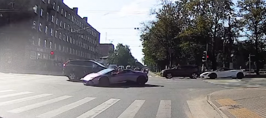 Τράκαρε μια Lamborghini Huracan επειδή έστριψε παράνομα (video)