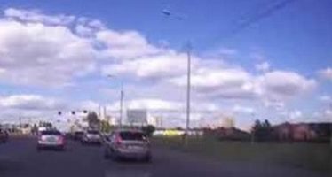 Δείτε πως αντέδρασε οδηγός όταν ανετράπη μπροστά του φορτηγό (video)