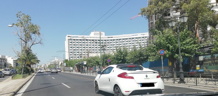 Εντοπίσαμε ένα σπάνιο Renault Wind στο κέντρο της Αθήνας