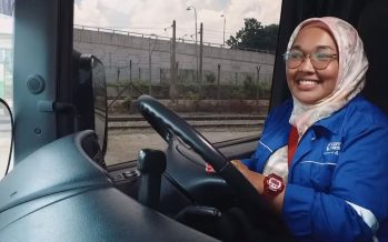 Μια αξιοθαύμαστη γυναίκα που οδηγεί φορτηγό Scania (video)