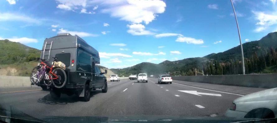Ένα παλιό Subaru έκανε drift σε αυτοκινητόδρομο (video)