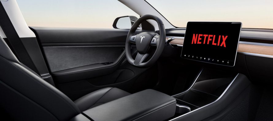 Oι επιβάτες των Tesla θα βλέπουν YouTube και Netflix