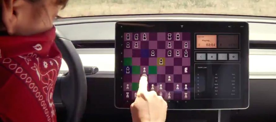 Οι οδηγοί των Tesla μπορούν να παίξουν σκάκι με το αυτοκίνητο τους (video)
