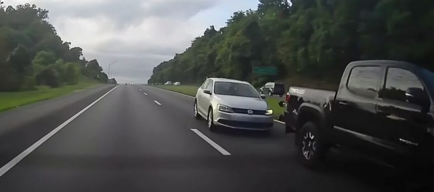 Volkswagen Jetta καρφώθηκε με ταχύτητα πίσω από ένα Toyota Tacoma (video)