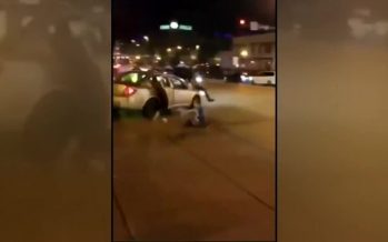 Οδηγός παρέσυρε δυο ανθρώπους ενώπιον αστυνομικών (video)