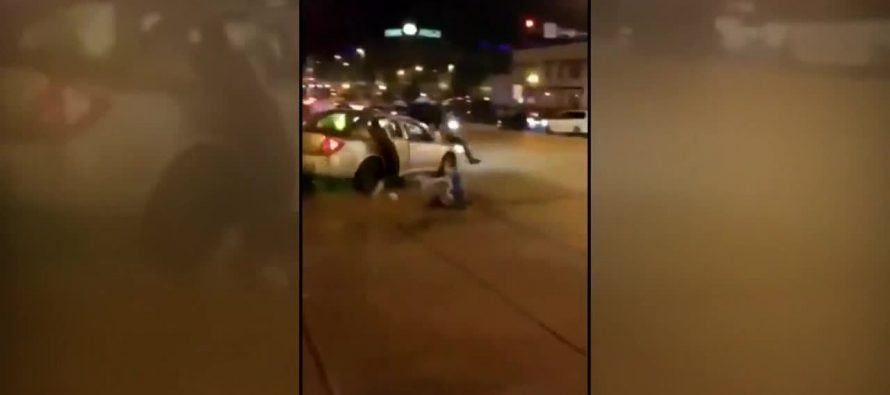Οδηγός παρέσυρε δυο ανθρώπους ενώπιον αστυνομικών (video)