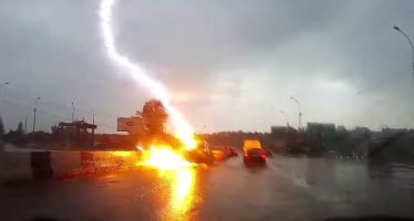 Διπλό χτύπημα κεραυνού σε Toyota RAV4 (video)