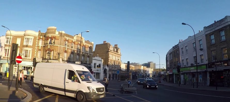 Η στιγμή που ταξί πέφτει πάνω σε ποδηλατιστή (video)