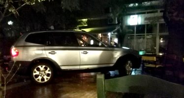 Μια BMW X3 εισέβαλε σε πεζόδρομο στο Κουκάκι