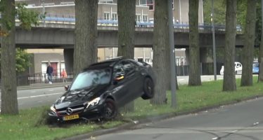 Ατζαμής οδηγός έριξε μια Mercedes-AMG C63 S πάνω σε δέντρο (video)