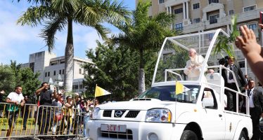 Ο Πάπας Φραγκίσκος εμφανίστηκε με Nissan Navara