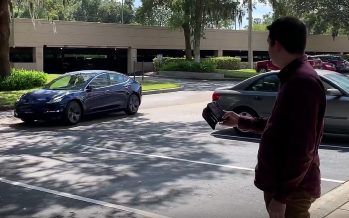 Λες έλα να πάρεις στο Tesla και έρχεται! (video)