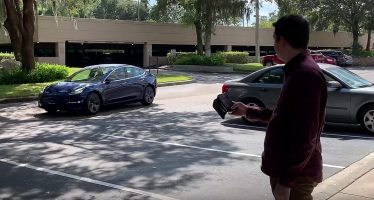 Λες έλα να πάρεις στο Tesla και έρχεται! (video)