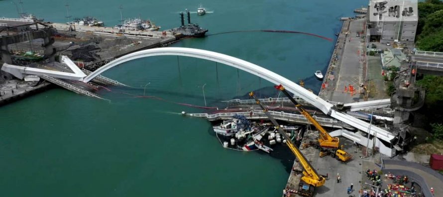 H στιγμή που γέφυρα 140 μέτρων καταρρέει (video)