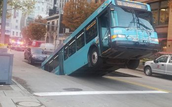 H άσφαλτος υποχώρησε και ένα λεωφορείο σηκώθηκε σούζα (video)