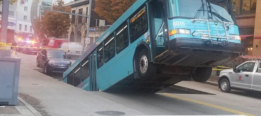 H άσφαλτος υποχώρησε και ένα λεωφορείο σηκώθηκε σούζα (video)
