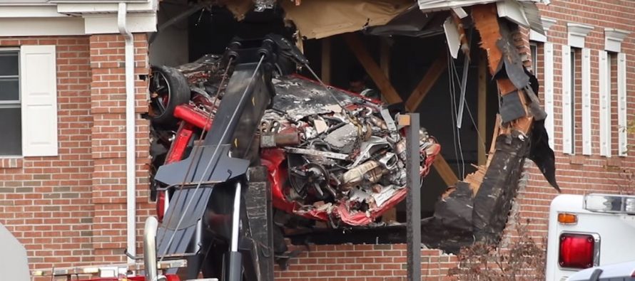 Δυο νεκροί από Porsche που καρφώθηκε στο δεύτερο όροφο κτιρίου! (video)
