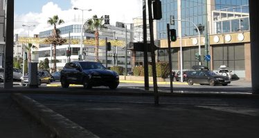 Πάρκαρε την Porsche Cayenne πάνω σε διάζωμα της Λεωφόρου Κηφισού