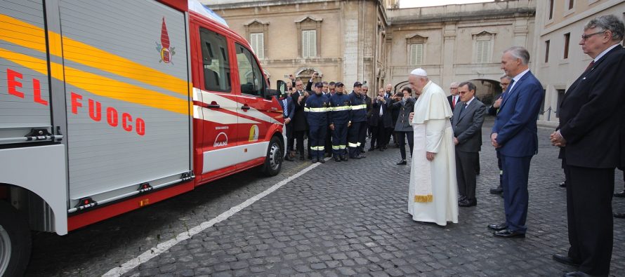 O Πάπας Φραγκίσκος ευλόγησε πυροσβεστικό όχημα