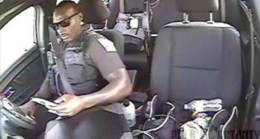 Σε ατύχημα ενεπλάκη αστυνομικός που οδηγούσε και έστελνε μήνυμα (video)