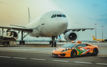 Αεροσκάφη ακολουθούν αυτή τη Lamborghini Huracan