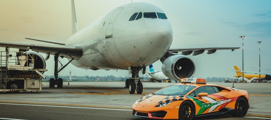 Αεροσκάφη ακολουθούν αυτή τη Lamborghini Huracan