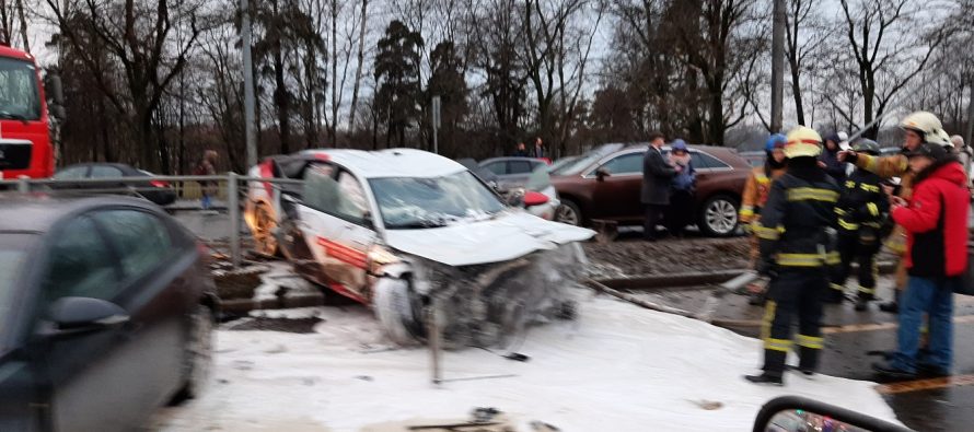 Καραμπόλα 15 αυτοκινήτων προκάλεσε η οδηγός ενός Audi (video)