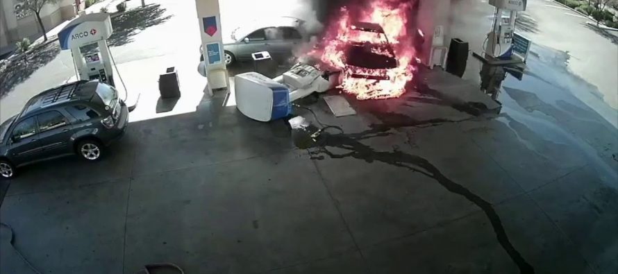 Μεθυσμένος οδηγός τράκαρε σε βενζινάδικο και προκάλεσε πυρκαγιά (video)