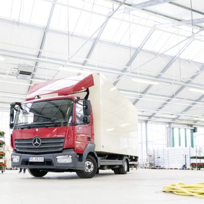 Advent, Advent… Mercedes-Benz Atego bringt Weihnachtssterne

The Mercedes-Benz Atego delivers poinsettias during the  advent period
