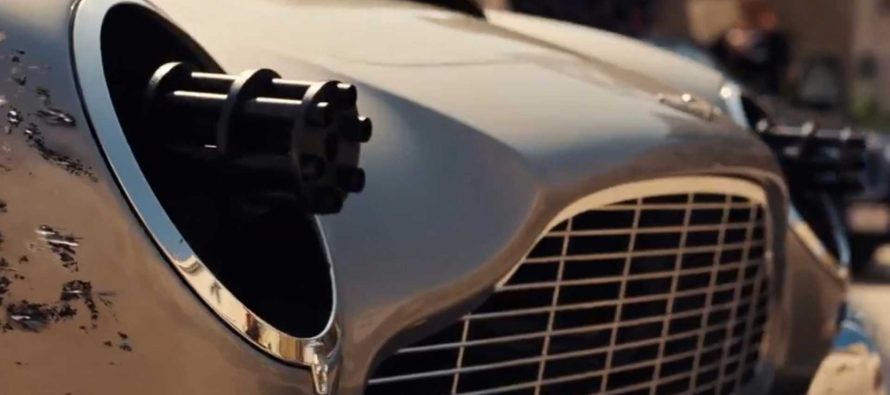Κρυφά πολυβόλα πίσω από τους προβολείς της Aston Martin DB5 (video)