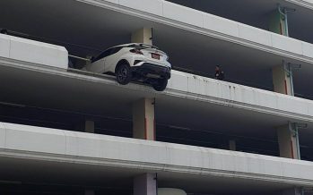 Από τον τέταρτο όροφο παραλίγο να πέσει αυτό το Toyota C-HR (video)