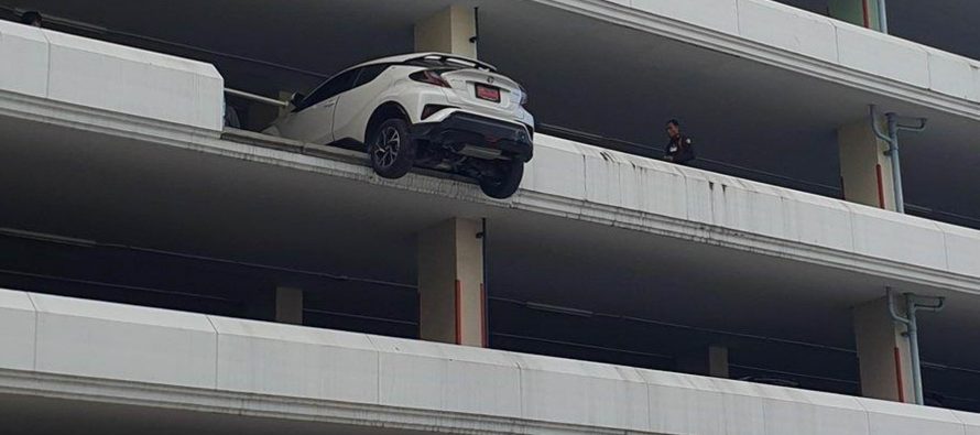 Από τον τέταρτο όροφο παραλίγο να πέσει αυτό το Toyota C-HR (video)